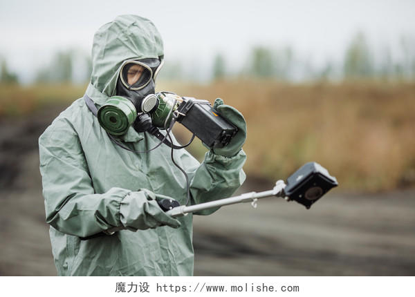 科学家穿着防护服和防毒面具在检查危险区域的辐射